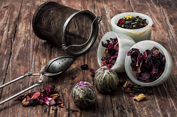 Tea strainer and tea leaves — Stock Photo, Image