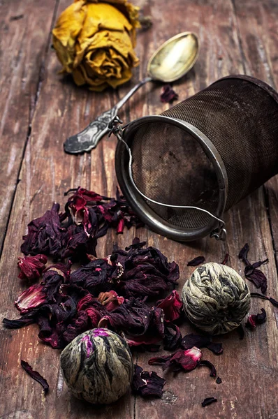 Çay süzgeci ve çay yaprakları — Stok fotoğraf