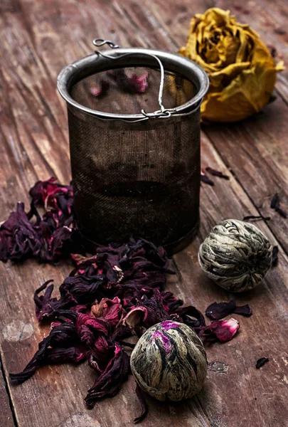 Tea strainer and tea leaves — Stock Photo, Image