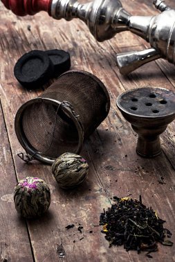 nargile ve kuru elit çay yaprakları
