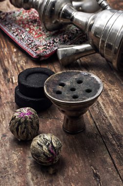 nargile ve kuru elit çay yaprakları