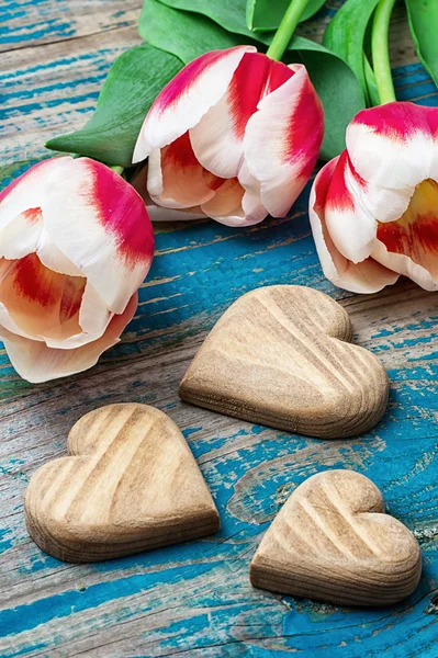 Tre cuore in legno intagliato a mano con tulipani bouquet — Foto Stock