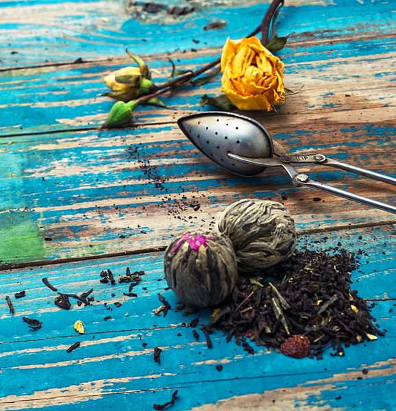 Teeblätter zum Aufbrühen, Teelöffel und getrocknete gelbe Rose — Stockfoto
