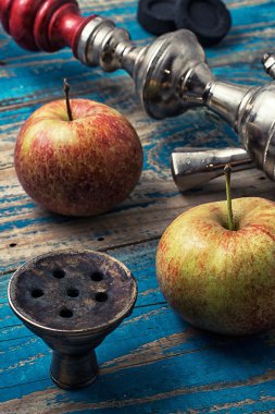 iki olgun elma arka plan üzerinde nargile için aksesuarlar