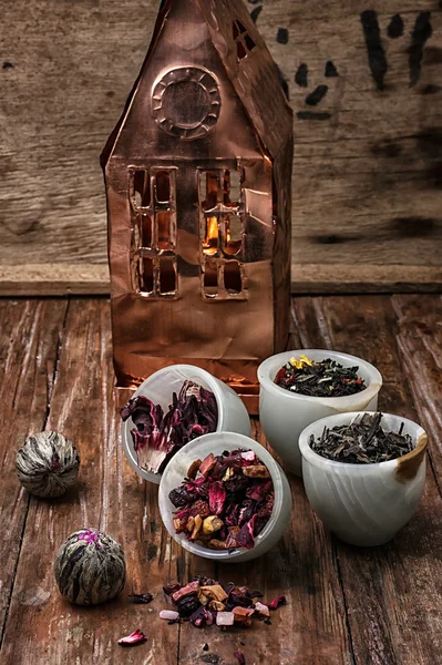 Tea leaves on the background of the house foil — Stock Photo, Image