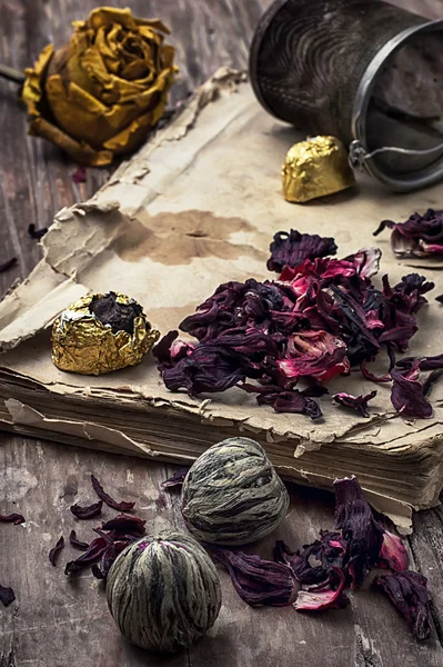 Old book is strewn with the tea leaves — Stock Photo, Image