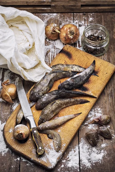 Pescado crudo en la mesa cocina —  Fotos de Stock
