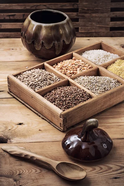 Cereais em uma caixa de madeira em estilo rústico — Fotografia de Stock