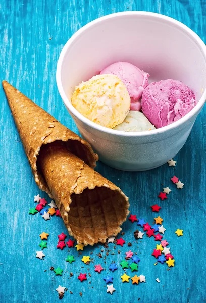 Ice cream decorated with sweet powder in the wafer — Stock Photo, Image