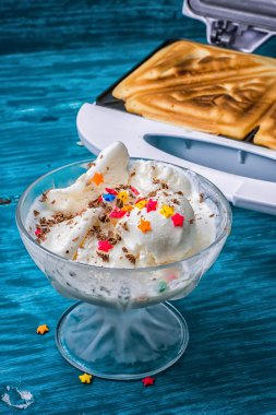 pişmiş ekmek dondurmanın içine Ahududu reçeli sürülür 