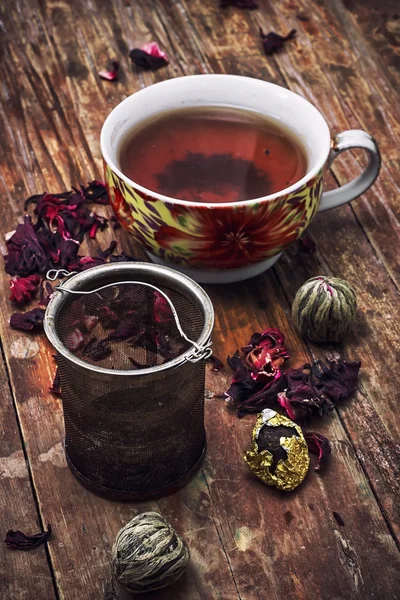 Té derramado en la superficie de madera — Foto de Stock