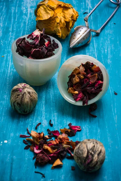 Сушеные чайные листья для приготовления чая — стоковое фото