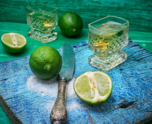 Cocktail alcolico con aggiunte di lime — Foto Stock