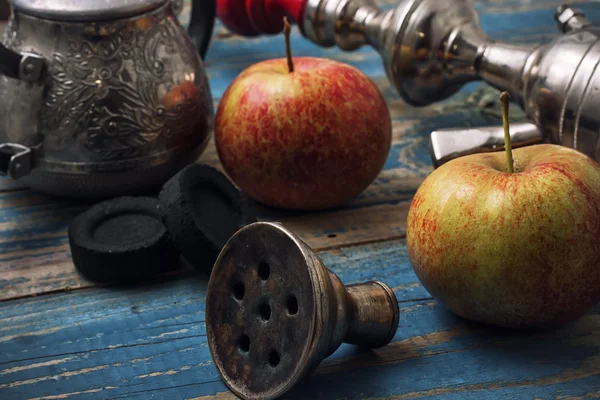 Details smoking hookah on background of apples — Stock Photo, Image