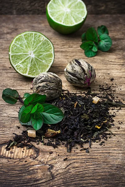 Tea brew with lime and mint on wooden background — Stock Photo, Image