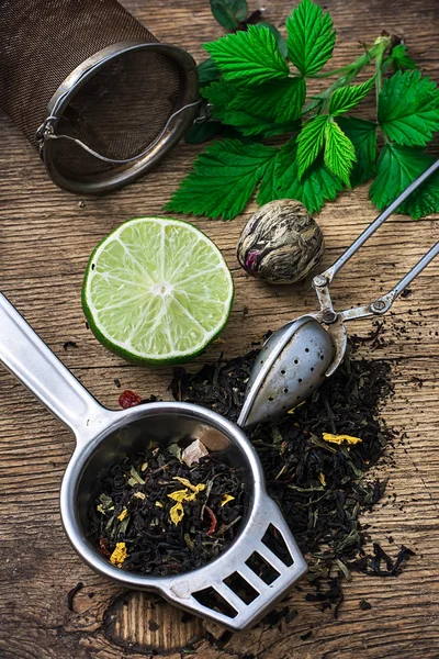 Tea brew with lime and mint on wooden background — Stock Photo, Image