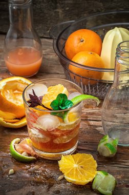 tropikal narenciye ahşap zemin üzerine taze meyve suyu