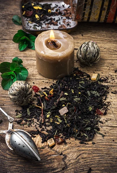 Tea brew with lime and mint on wooden background — Stock Photo, Image