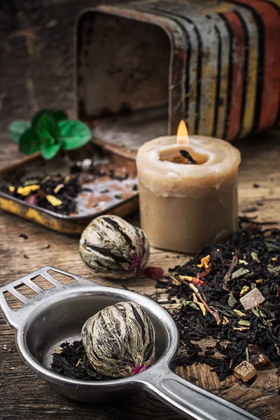 Brebaje de té con lima y menta sobre fondo de madera —  Fotos de Stock