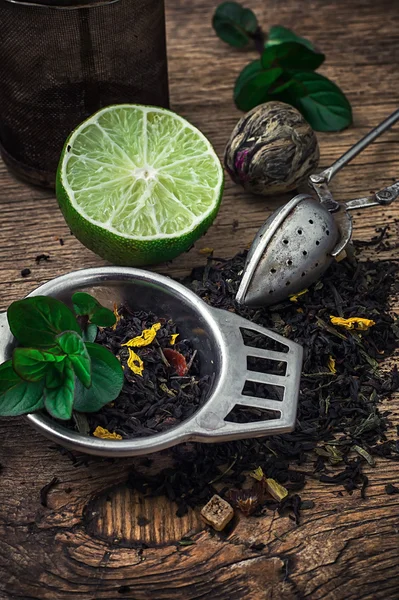 Tea brew with lime and mint on wooden background — Stock Photo, Image