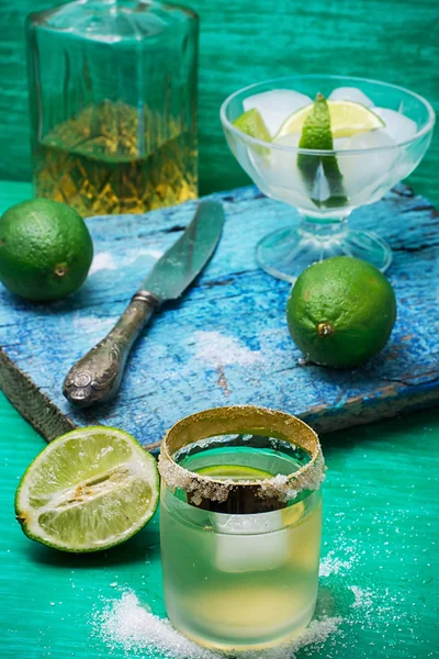 Refreshing cocktail made of rum and lime with ice — Stock Photo, Image