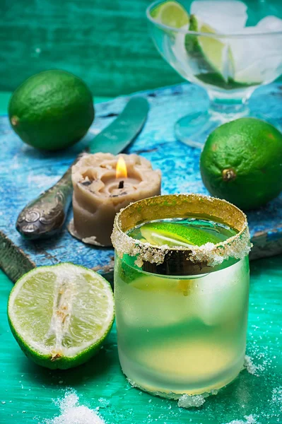 Refrescante cóctel de ron y lima con hielo —  Fotos de Stock