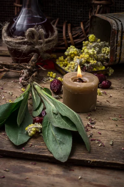 中草药和燃烧的蜡烛 — 图库照片