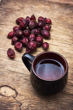 Rose hips ile demlenmiş çay