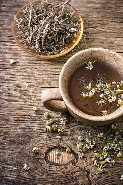 Tea brewed with chamomile in ceramic mugs — Stock Photo, Image
