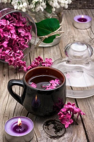 Té fragante y una rama de lila —  Fotos de Stock