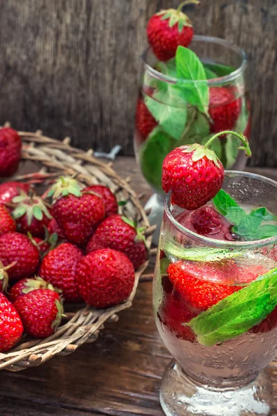 Copo de cocktail de morango refrescante — Fotografia de Stock