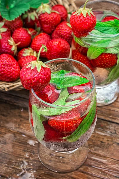 Copo de cocktail de morango refrescante — Fotografia de Stock