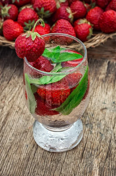 Copo de cocktail de morango refrescante — Fotografia de Stock