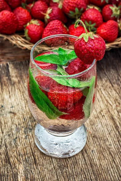 Copo de cocktail de morango refrescante — Fotografia de Stock