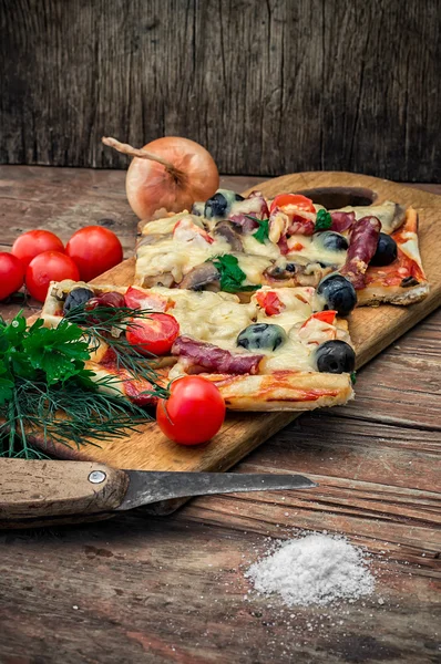 Smakrik hemlagad pizza med bacon — Stockfoto