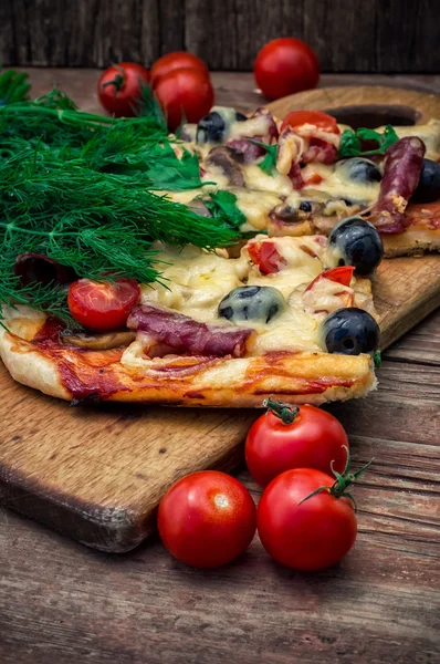 Smakrik hemlagad pizza med bacon — Stockfoto