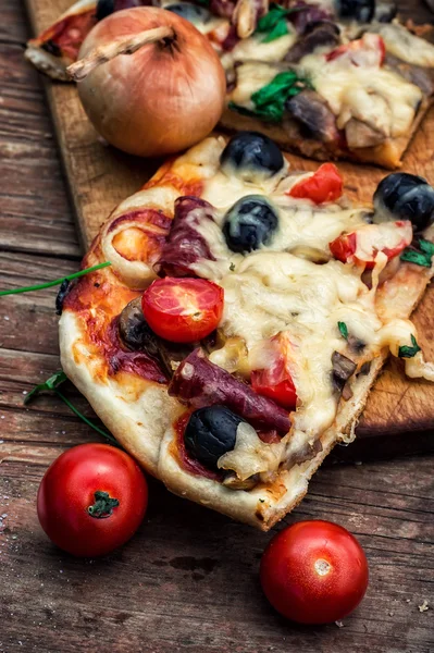 Smakrik hemlagad pizza med bacon — Stockfoto