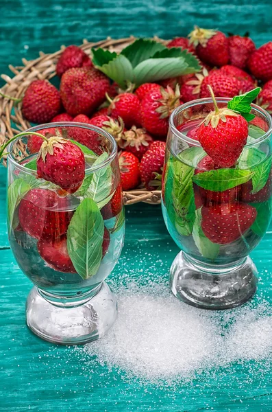 Copo de cocktail de morango refrescante — Fotografia de Stock