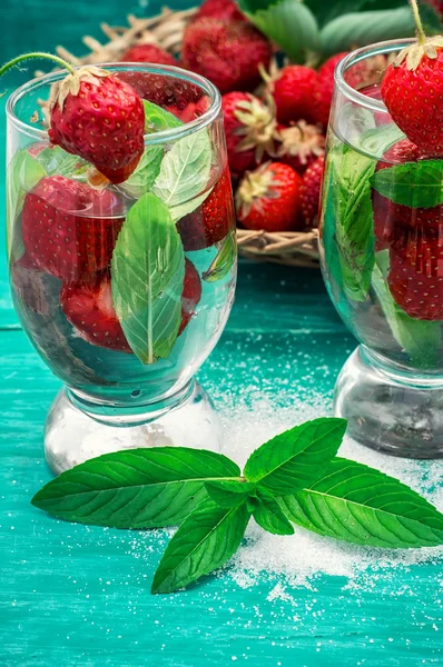 Copo de cocktail de morango refrescante — Fotografia de Stock