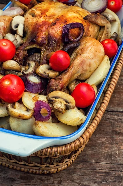 Délicieuse pomme de terre au four au poulet et légumes frais — Photo