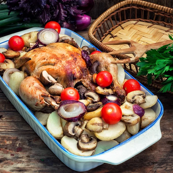 Délicieuse pomme de terre au four au poulet et légumes frais — Photo