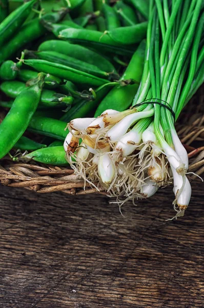 Purjolök och ärt pods — Stockfoto