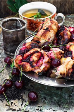 kirazlı turta ile çay