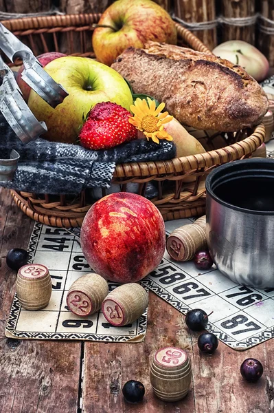 과일 바구니와 게임 로또 — 스톡 사진
