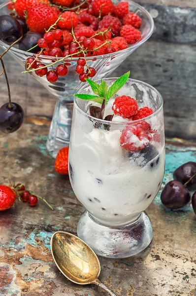 Helado con fruta fresca — Foto de Stock