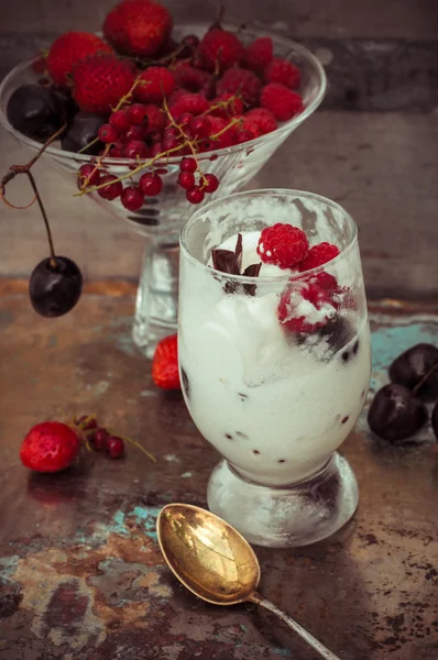 Helado con fruta fresca — Foto de Stock