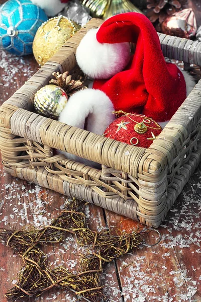 Korg med ornament på julgranen — Stockfoto