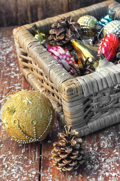 Cesta com ornamentos na árvore de Natal — Fotografia de Stock