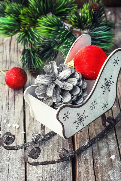 Kerstkaart met slee en ornamenten — Stockfoto