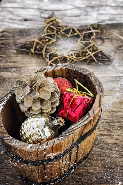 Vasca regalo di Natale con decorazioni — Foto Stock